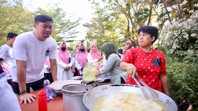 Bupati Gowa Adnan Purichta Ichsan, saat mengunjungi salah satu stand yang menjajakan produk olahan ikan di Lapangan Kantor Bupati Gowa, Rabu (06/07/2022). (Dok. Humas Gowa)