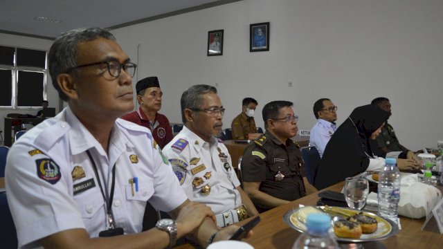 Forkopimda Luwu Timur dan beberapa Kepala OPD mengikuti Rakoor dengan Forkopimda Sulsel secara virtual di Ruang Media Center Diskominfo-SP, Rabu (06/07/2022).