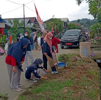 Aksi Bersih Lingkungan Diskominfo-SP Luwu Timur Kolaborasi Pemdes Baruga dan Warga