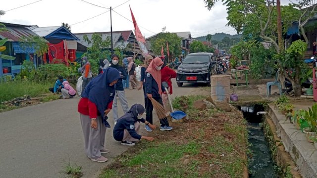 Aksi bersih lingkungan diseputaran jalan Anggur dan jalan Belimbing Desa Baruga, Kecamatan Malili, Luwu Timur, Rabu (06/07/2022).