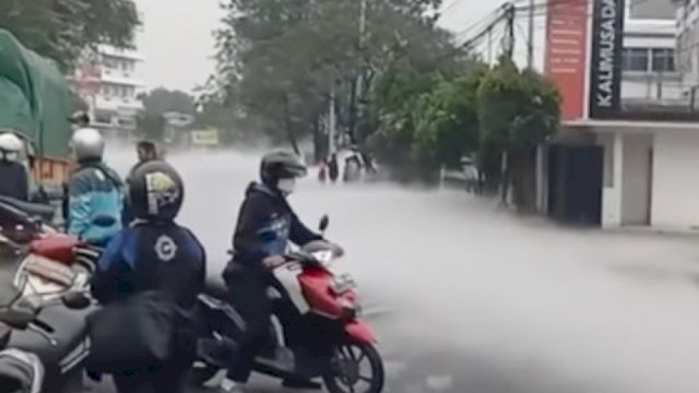 Tangkapan layar video gas putih yang menyerupai kabut di Tangerang viral di Sosial Media, Rabu (06/07/2022). (SC. Instagram)