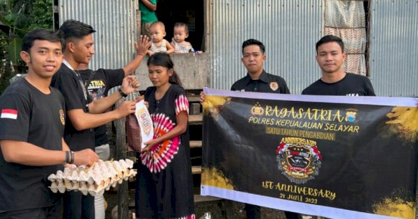 HUT Pertama Ragasatria Nusantara Bagikan Paket Sembako ke Warga Kurang Mampu di Selayar