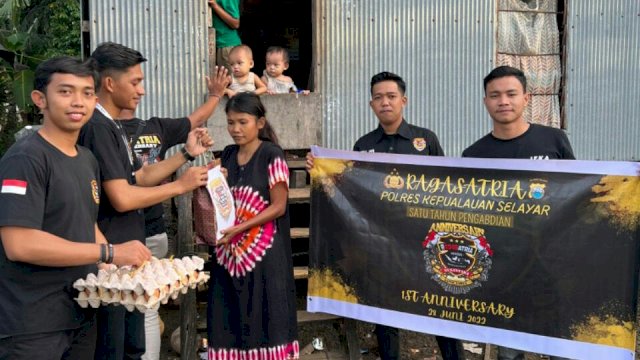 Raga Satria Nusantara gelar kegiatan Bakti Sosial membagikan Paket bahan Pokok kepada Warga kurang mampu di Kota Benteng. (Photo: Humas Polres Selayar)