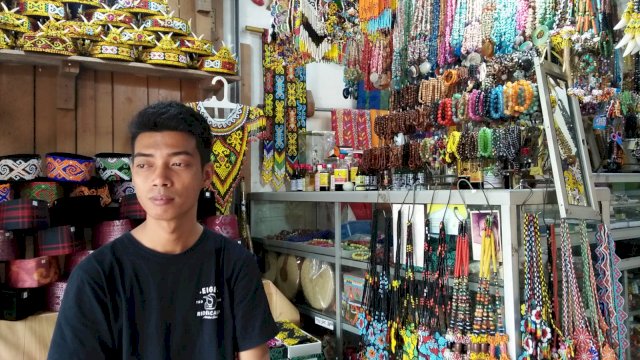 Septian Muhammad Bagus (26), penjaga Toko Kerajinan Khas Kalimantan Timur di Kawasan Komplek Citra Niaga Kota Samarinda. (Foto: Rahim Arza/Republiknews.co.id)