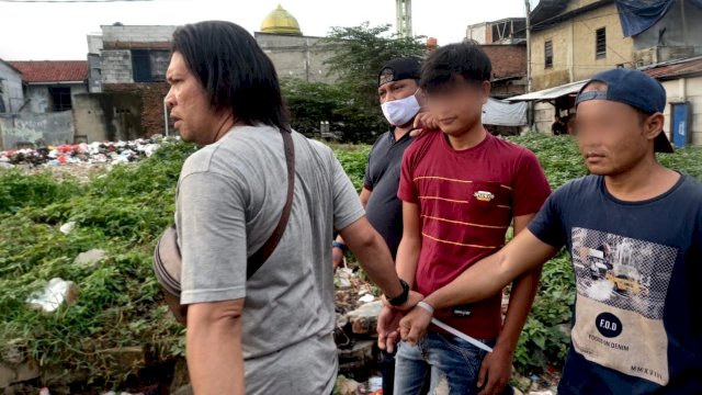 Anggota Polisi dari Polsek Palmerah menggiring terduga Pelaku Sabu. (Istimewa)