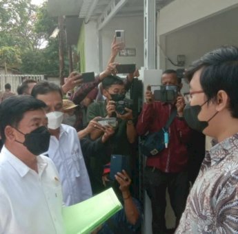 Bantu Warga Tidak Punya Biaya, Menteri Hadi Tjahjanto Bagikan Sertifikat Tanah