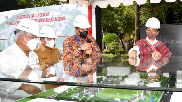 Presiden Jokowi, mendengarkan pemaparan Wali Kota Medan Bobby Nasution. (Istimewa)