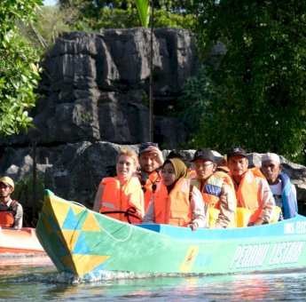 Sukseskan Geopark Maros-Pangkep sebagai UNESCO Global Geopark, PLN Hadirkan Perahu Listrik