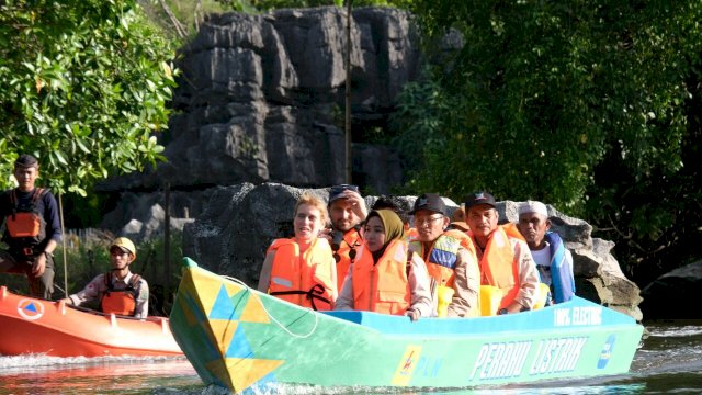 Wisatawan di Rammang-rammang yang terletak di Kawasan Geopark Maros-Pangkep, sedang menaiki Perahu Listrik. (Istimewa)