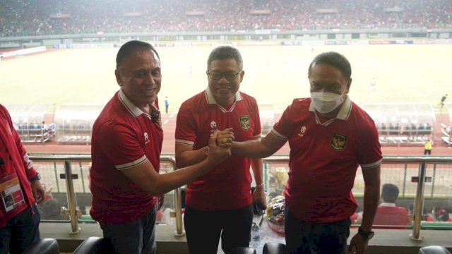 Wali Kota Parepare Taufan Pawe, bersama Menteri Pemuda dan Olahraga Zainudin Amali, dan Ketua Umum PSSI Mochamad Iriawan, saat menyaksikan Laga Timnas Indonesia U-19 Vs Timnas Thailand U-19, di Stadion Patriot Candrabhaga, Bekasi, (06/07/2022). (Istimewa)
