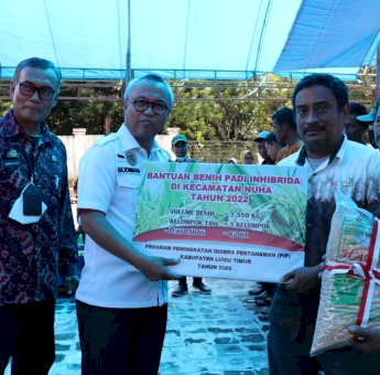 Launching Mandiri Benih Padi, Bupati Luwu Timur Serahkan Benih Padi dan Alsintan