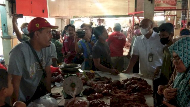 Perugas Dinas Perdagangan Provinsi Sulawesi Selatan, saat melakukan pemantauan harga bahan pokok di Pasar Pabaeng-baeng Makassar. (Istimewa)