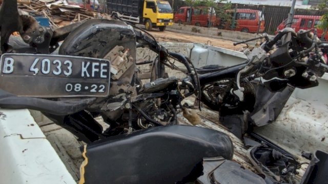 Motor yang terseret kereta api di perlintasan bawah layang kranji, kota bekasi. Foto:ist