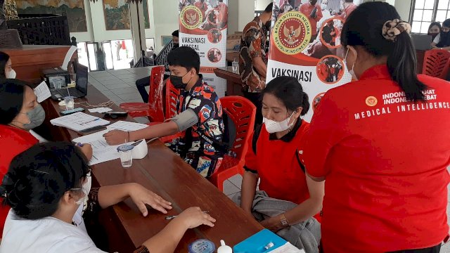 Korwil BINDa Toraja Utara saat melaksanakan vaksinasi Covid-19 untuk masyarakat. (Dok. BINDa Sulsel)