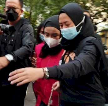 Akhirnya Medina Zein Datang Ke Polda Metro Jaya Dengan Rompi Tahanan