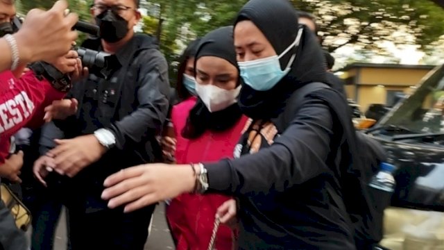 Foto: Medina Zein tiba di Polda Metro Jaya dengan rompi tahanan kamis (7/7).