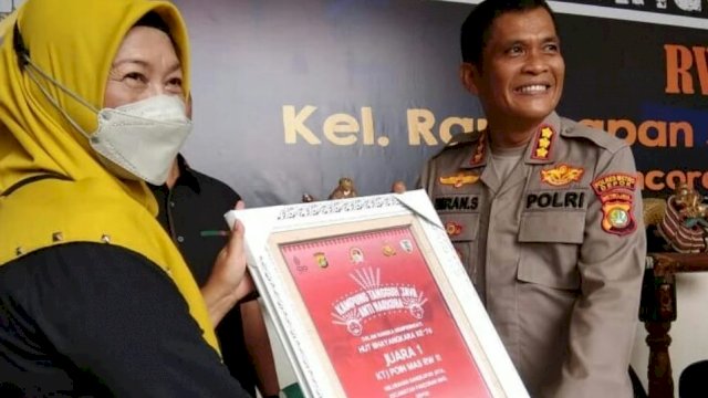 Kapolres Metro Depok, Kombes Pol Imran Edwin Siregar menyerahkan piagam juara 1 pada Lomba KJT Anti Narkoba. (Ist)