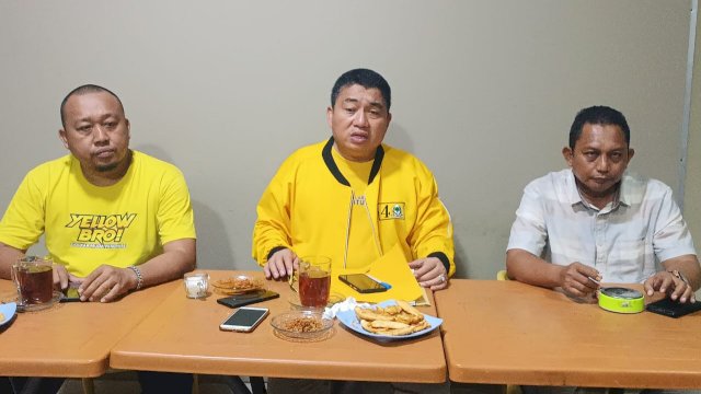 Ketua Harian DPD II Golkar Parepare Kaharuddin Kadir didampingi Sekretaris Golkar Parepare, Hamran Hamdani dan Ketua Bidang Pemenangan Pemilu (Bapilu) Golkar Parepare, Fadli Agus Mante, Kamis (7/07/2022) malam.