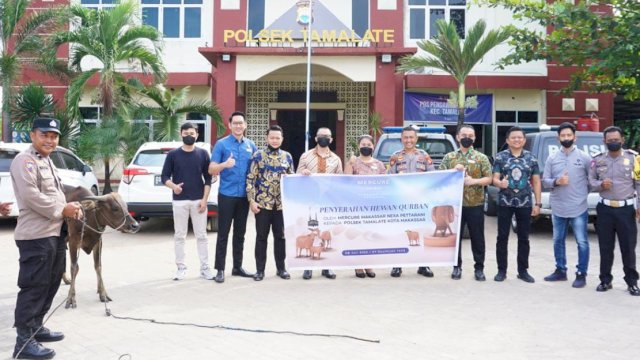 Manajemen Hotel Mercure Makassar Nexa Pettarani saat menyerahkan sapi kurban kepada Kapolsek Tamalate Makassar  Kompol Irwan Tahir di Halaman Kantor Polsek Tamalate, Jumat (08/07/2022). (Dok. Mercure Makassar)