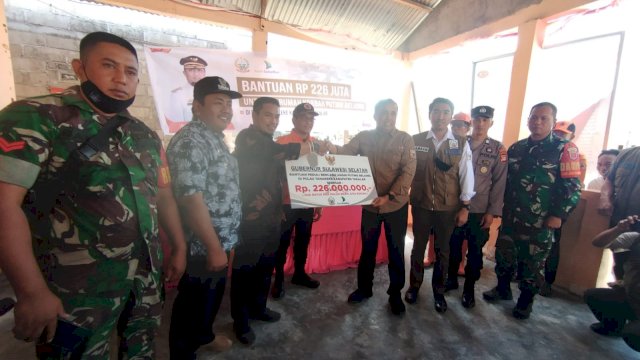 Kepala BPBD Sulsel Muhammad Firda, menyalurkan bantuan untuk korban angin puting beliung di Kabupaten Takalar. (Istimewa)