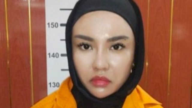 Medina Zein mengenakan baju tahanan Polda Metro Jaya. (Istimewa)