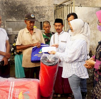 Prihatin, Bupati Mamuju Bantu Korban Kebakaran di Kalukku