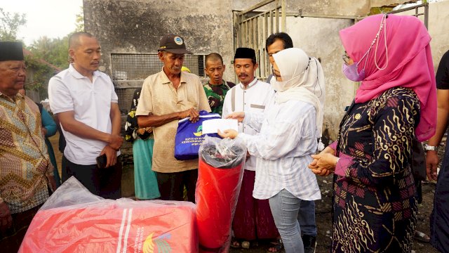 Bupati Mamuju Hj Sitti Sutinah Suhardi Bantu Korban Kebakaran di Kalukku.(Foto:Dok Humas)