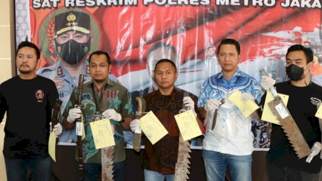 Barang bukti senjata tajam disita Polres Metro Jakbar. Foto:ist