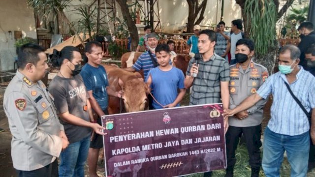 Ketua FWP Ahmad Faruq menerima satu ekor sapi kurban dari Polda Metro Jaya untuk anggota FWP. Foto:ist