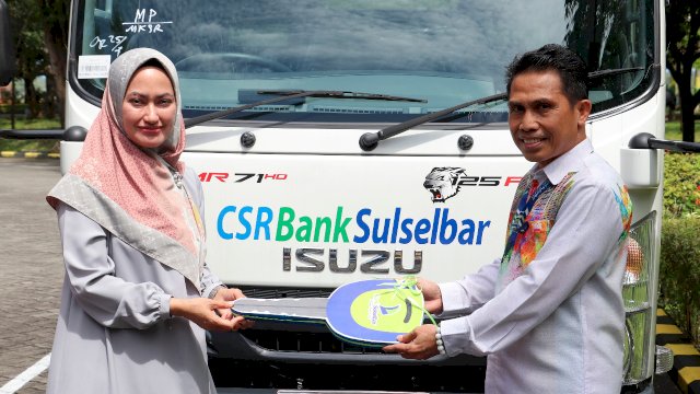Bupati Luwu Utara Indah Putri Indriani Terima secara simbolis Satu Unit Truk Bantuan CSR Dari Bank BPD.