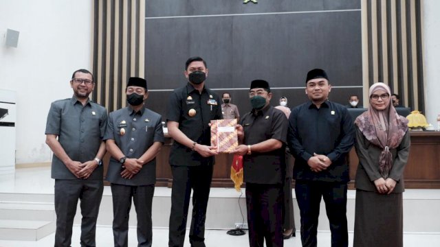 Bupati Gowa Adnan Purichta Ichsan saat menghadiri Rapat Paripurna Pemandangan Umum Fraksi-Fraksi atas Pengajuan Ranperda tentang Pelaksanaan APBD Tahun Anggaran 2021 di Ruang Rapat Paripurna DPRD Kabupaten Gowa, Jum'at (08/07/2022). (Dok. Humas Pemkab Gowa).