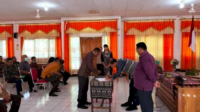 Disaksikan Penjabat Bupati Flores Timur, Doris Alexander Rihi, para pimpinan OPD menandatangani Perjanjian Kinerja. (Ist)