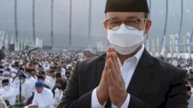 Gubernur DKI Jakarta Anies Baswedan, saat Salat Idul Adha 1443 Hijriah di Jakarta International Stadium (JIS). (Istimewa)