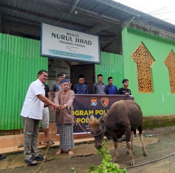 Polda Sulbar Salurkan Hewan Kurban