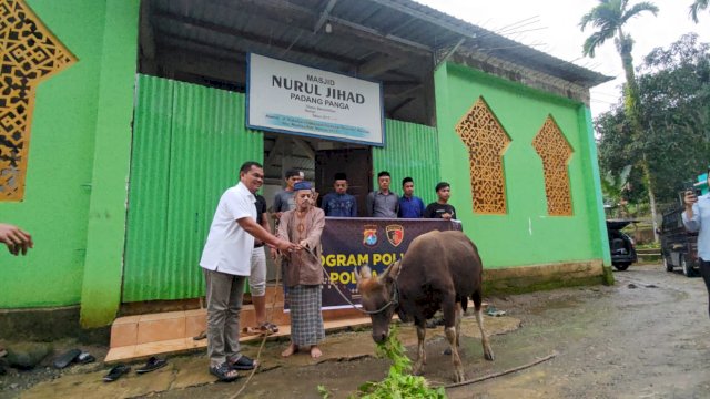 Dirkrimsus Polda Sulbar Kombes Pol Afrisal, saat menyerahkan Hewan Kurban. (Istimewa)
