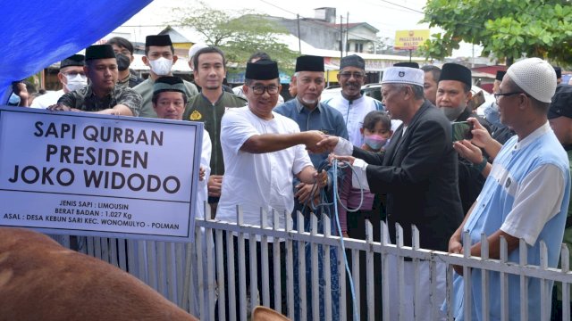 Pj Gubernur Sulbar Akmal Malik, saat menyerahkan Hewan Kurban Bantuan Presiden. (Istimewa)