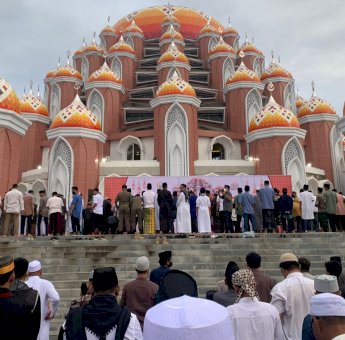Warga Padati Salat Idul Adha di Masjid Kubah 99 Asmaul Husna