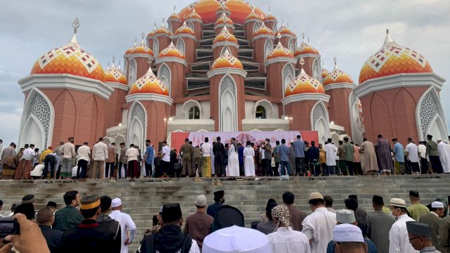 Suasana Salat Idul Adha 1443 Hijriah di Pelataran Masjid Asmaul Husna, Kawasan Center Poin of Indonesia, Kota Makassar, Minggu (10/07/2022). (Istimewa)