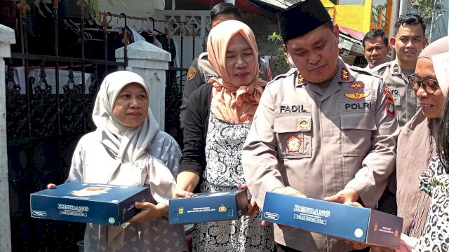 Kapolda Metro Jaya Irjen Pol Fadil Imran melihat hasil olahan Rendang daging kurban di salah satu UMKM jakarta selatan, sebelum dibagikan kepada yang berhak menerimanya, Minggu (10/07/2022). (Foto: Wahyu Widodo/Republiknews.co.id)