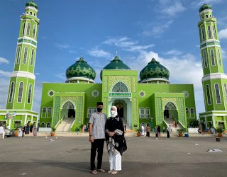 Hari Raya Idul Adha 1443 Hijriah di Masjid Agung Nurul Falah, Banyak Warga Abadikan Momen Kebersamaan dengan Keluarga