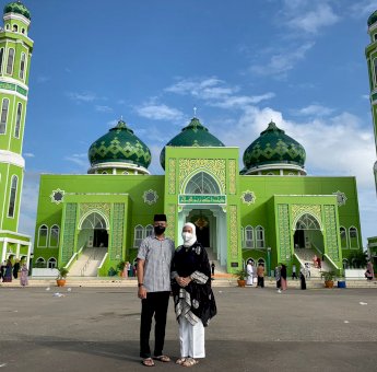 Hari Raya Idul Adha 1443 Hijriah di Masjid Agung Nurul Falah, Banyak Warga Abadikan Momen Kebersamaan dengan Keluarga