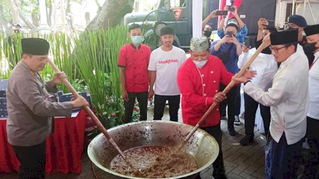 Kapolda Metro Jaya Irjen Pol Fadil Imran dan Menparekraf Sandiaga Uno dalam momen masak daging kurban bersama. (Istimewa)