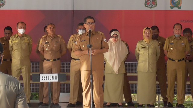 Pj Gubernur Sulawesi Barat Akmal Malik, saat menjadi Pembina Apel di Tribun Merah Putih Kantor Gubernur Sulbar, Senin (01/07/2022). (Istimewa)