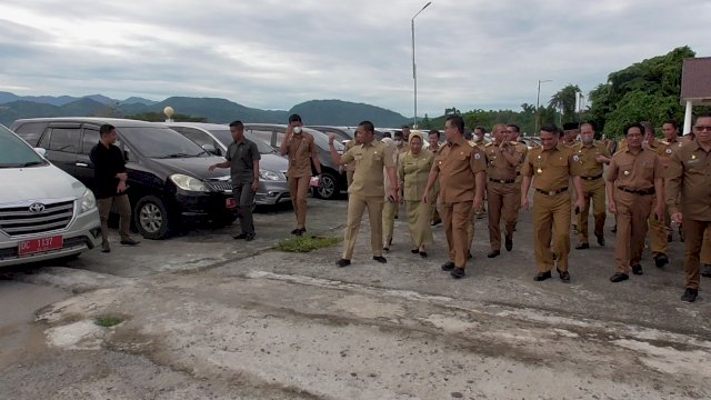 Pj Gubernur Sulbar Akmal Malik, mengecek langsung sejumlah kendaraan Dinas milik Pemprov Sulbar. (Istimewa)