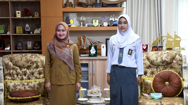 Bupati Luwu Utara Indah Putri Indriani saat melepas Bintang, Siswi SMAN 7 Luwu Utara yang lulus sebagai Pasukan Pengibar Bendera Pusaka (Paskibraka) Nasional mewakili Sulawesi Selatan.