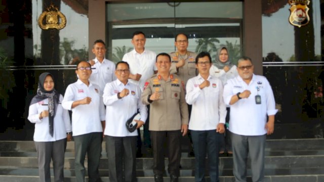 Jajaran KPU Prov Banten di pimpin Wahyul Furqon bersama Kapolda Banten Irjen pol Rudy Heriyanto.(Foto :ist)