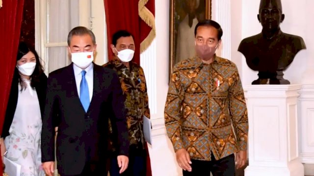 Presiden Jokowi menerima kunjungan Menlu RRT Wang Yi beserta delegasi di Istana Merdeka, Jakarta, Senin, (11/7/2022)