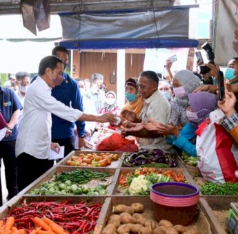 Kunjungi Subang, Presiden Jokowi Bagi-Bagi Bantuan ke Masyarakat