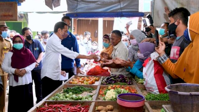 Presiden Joko Widodo (Jokowi) mengunjungi Pasar Sukamandi kabupaten Subang dan memberikan bantuan modal kepada pedagang, Selasa (12/07/2022). (Ist)