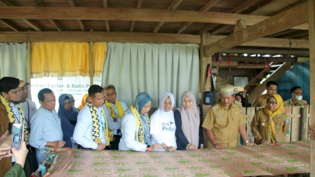 Tampak manajer PLN UP 3 Parepare bersama Bupati Soppeng Andi Kaswadi Razak menyaksikan hasil sablon kain Sutera dari kelompok wanita Cantika Sabena Desa Pesse, Selasa (12/07/2022). (Istimewa)